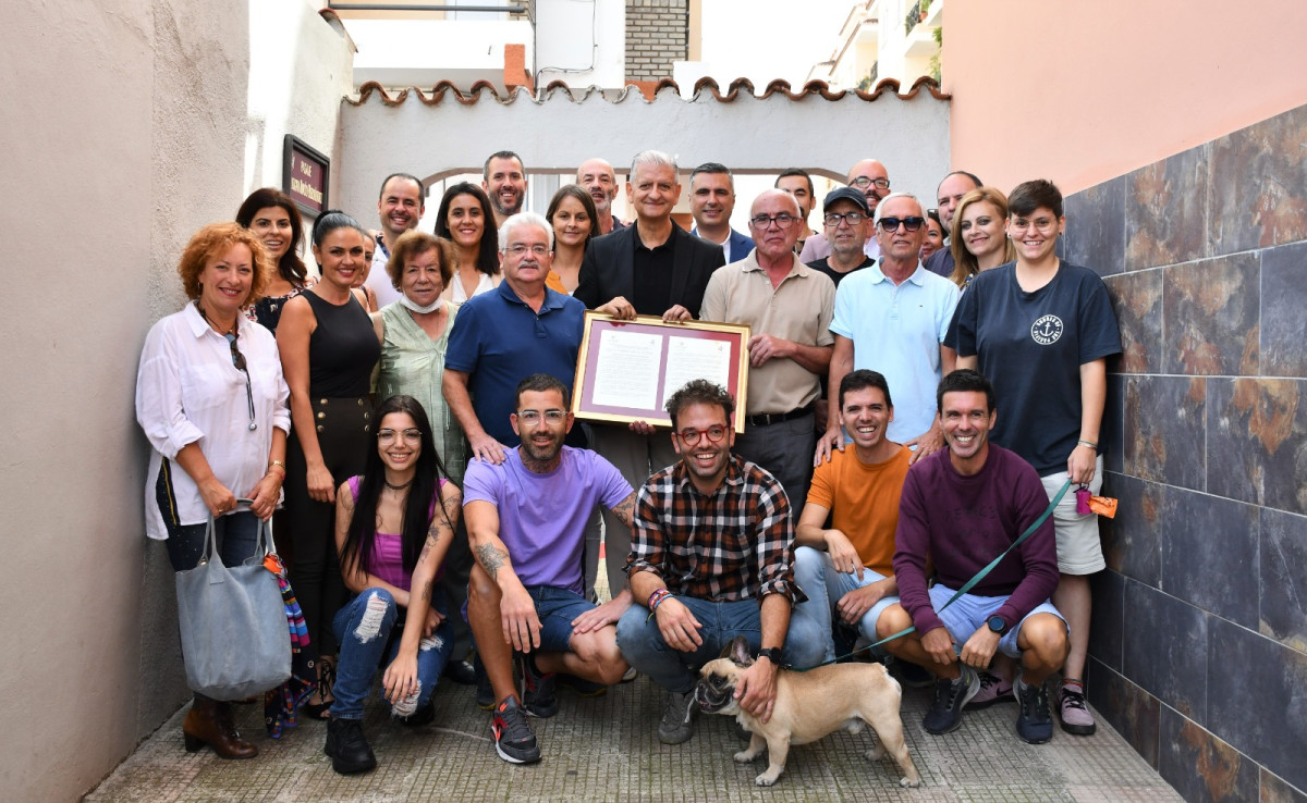 Foto en el pasaje con el Alcalde, Concejales y familiares.