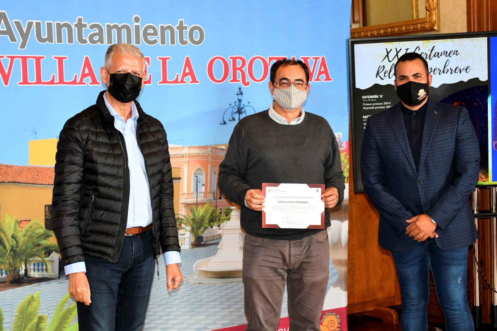El alcalde de La Orotava, Francisco Linares, y el concejal de Juventud del consistorio villero, Darío Afonso, fueron los encargados de entregar los galardones