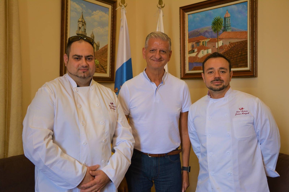 El alcalde de La Orotava, Francisco Linares recibió a los Chefs que participarán próximamente en la San Sebastián Gastronómica 2018