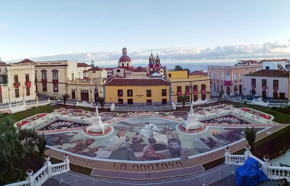 Magno tapiz de la plaza del Ayuntamiento 2019