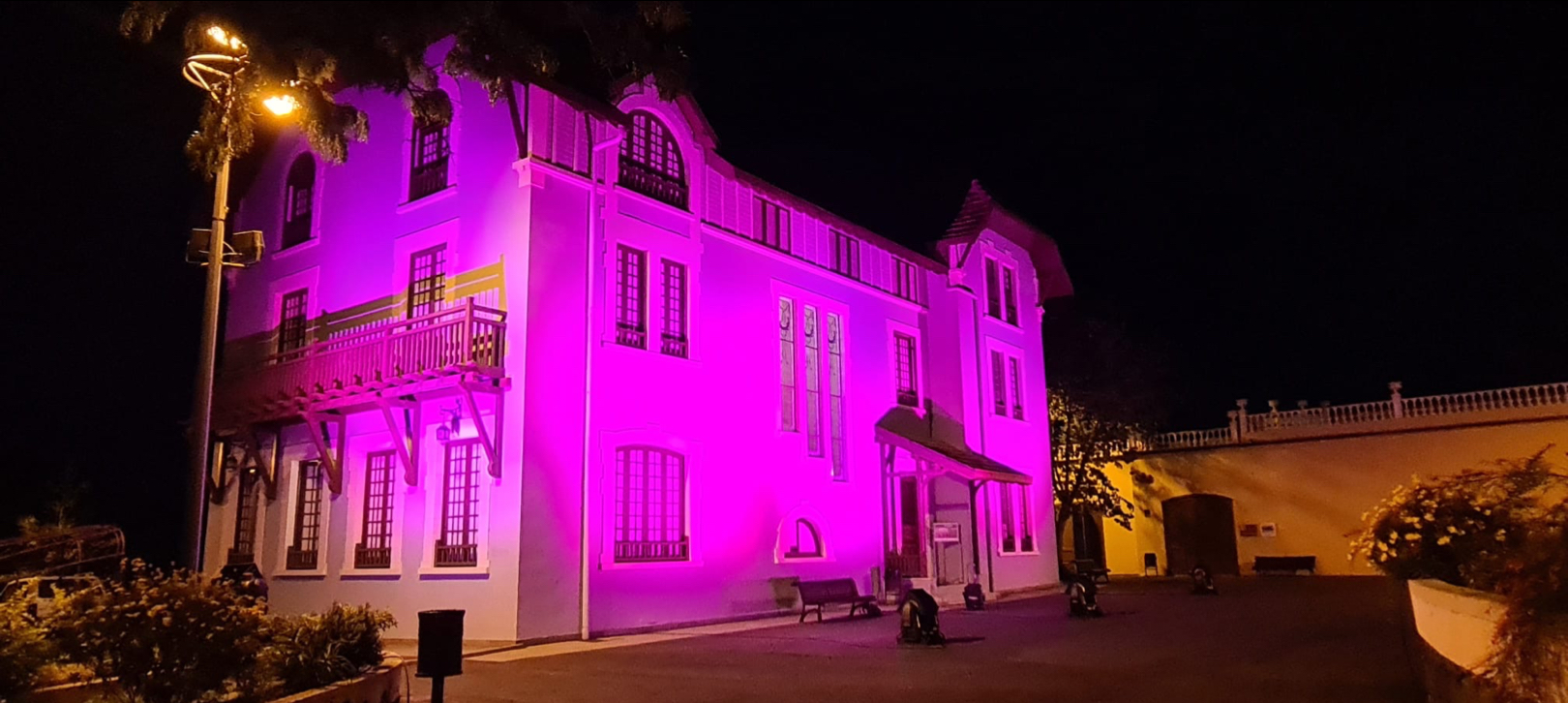 La iluminación de la fachada del espacio cultural doña Chana cierra la celebración del día internacional de eliminación de la violencia contra la mujer