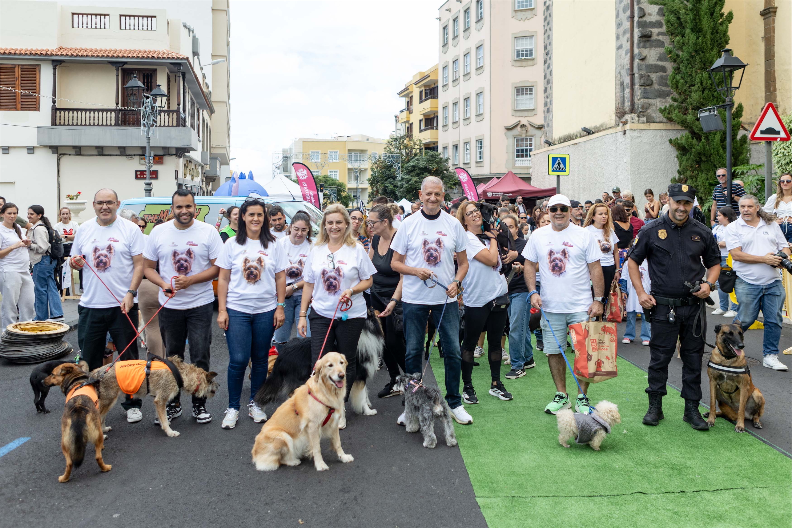Más de 600 kilos de pienso recaudados en el Paseo Canino Solidario 2025