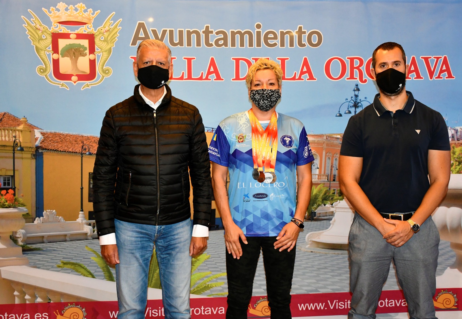 El alcalde de La Orotava, Francisco Linares, y el concejal de Deportes, Antonio Lima, recibieron a Elena Saavedra Kemppi, subcampeona de España Master F40 de disco, peso y martillo.