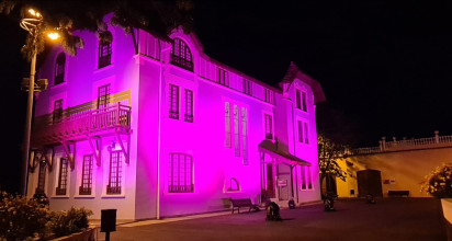 La iluminación de la fachada del espacio cultural doña Chana cierra la celebración del día internacional de eliminación de la violencia contra la mujer