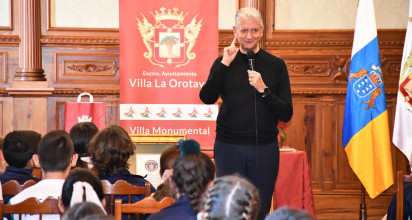 El alcalde brinda una charla sobre las tradiciones de La Orotava a alumnos y alumnas de primaria