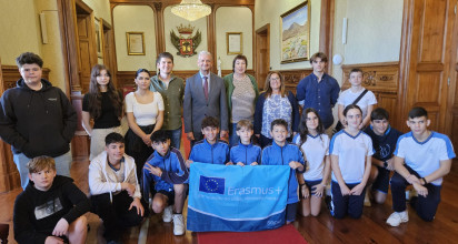 El Alcalde, Francisco Linares, y los alumnos participantes en el intercambio Erasmus