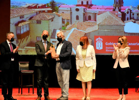 En el acto estuvo presente el alcalde De la Villa, Francisco Linares, así como el alcalde de Adeje, José Miguel Rodríguez Fraga, y la rectora de la Universidad de La Laguna, Rosa María Aguilar