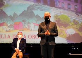 El Auditorio Teobaldo Power de La Orotava acogió en la tarde noche del pasado martes [23 de marzo] el acto de homenaje a los maestros de los centros educativos del municipio que se jubilaron a lo largo del pasado curso. El evento se tenía que haber celebrado hace cuatro meses, pero no se pudo realizar por la situación sanitaria, y ahora se llevó a cabo cumpliendo estrictos protocolos de seguridad y control. En los últimos ocho años se ha rendido homenaje a un centenar de maestros.