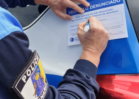 Gracias a la implicación de los propios agentes de la Policía Local, a lo largo de año 2020, se ha realizado una de las campañas más intensas de los últimos años, llegando a iniciar expediente a un total de 257 vehículos de los que unos 48 finalizaron su vida útil en el desguace, mientras que el resto fue retirado por sus propietarios.