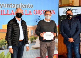El alcalde de La Orotava, Francisco Linares, y el concejal de Juventud del consistorio villero, Darío Afonso, fueron los encargados de entregar los galardones