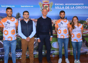  El alcalde Francisco Linares y el edil delegado de Deportes, Eduardo Rodríguez, recibieron en el Ayuntamiento villero a los orotavenses Mario Guardia y Raquel Arostegui