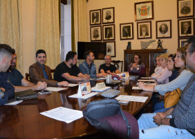 Reunión con los doce diseñadores y diseñadoras que participarán en la Gala de Elección de la Reina de las Fiestas