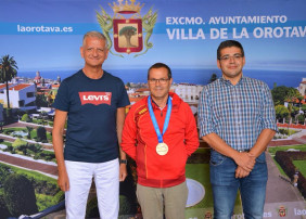 EL ALCALDE DE LA OROTAVA, FRANCISCO LINARES RECIBE AL CAMPEÓN DEL MUNDO PEDRO AFONSO YUMAR