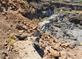 El alcalde de La Orotava, Francisco Linares, informa de que los trabajos en la Ladera de la Playa del Bollullo continuarán durante dos semanas más para adecuar la zona y garantizar la seguridad