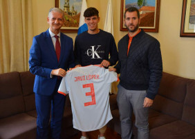 EL ALCALDE FRANCISCO LINARES RECIBE A JAVI LÓPEZ, JOVEN OROTAVENSE TODA UNA PROMESA EN EL FÚTBOL