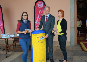 Las Fiestas Mayores de La Orotava se promocionan con folletos en idiomas y tarjetas postales  