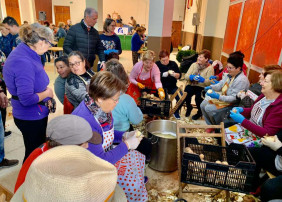 Los vecinos de La Florida se implican en los preparativos del gran puchero