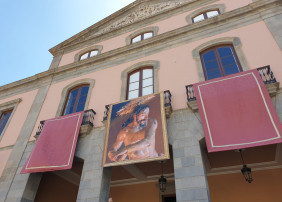 Los pasos de la Semana Santa villera se muestran en los balcones y ventanas del municipio, tanto en el casco histórico como en la Villa de Arriba. Un total de una treintena de colgaduras, de unos dos metros de largo, lucen así en las fachadas de inmuebles públicos y privados, asociándose los pasos a las vías por las que tradicionalmente transcurre la procesión. 