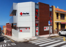 El alcalde de La Orotava, Francisco Linares, y la presidenta provincial de Cruz Roja, Maite Pociello, inauguraron este jueves [11 de febrero] las nuevas instalaciones de Cruz Roja en el municipio de La Orotava. En el acto también se contó con el presidente comarcal en el Valle de La Orotava, Heliodoro González; los concejales de Infraestructuras y Bienestar Social, Narciso Pérez y Belén González, respectivamente, y representantes de los distintos grupos políticos que conforman la corporación municipal