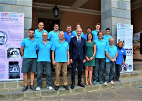 La Orotava homenajea a los 12 directores de la gran alfombra de la plaza del Ayuntamiento