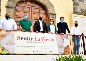 El Espacio San Roque, anexo a San Agustín, acoge esta singular muestra que permanecerá hasta el 13 de junio, y en la que se recoge el acervo festivo a través de originales y significativas piezas de los cuatro museos villeros