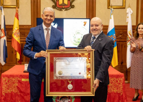 Presidente del CD Tenerife junto al alcalde y la medalla concedida.