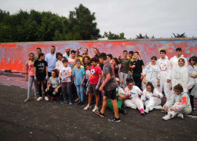 Trabajan conjuntamente en un mural experimental que favorece procesos de aprendizaje y diversas experiencias