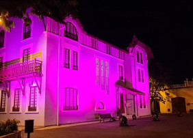 La iluminación de la fachada del espacio cultural doña Chana cierra la celebración del día internacional de eliminación de la violencia contra la mujer