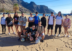 Participantes al pateo de ocio compartido en la playa de Las Teresitas