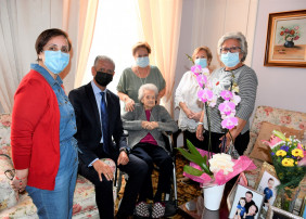 La imagen de este significativo momento para esta villera, quien cumplió hace unos meses 103 años, luce estos días en la propia sociedad cultural enmarcada en la exposición ‘Sentir las Fiestas en el corazón’ con fotografías de las veinte últimas reinas y romeras