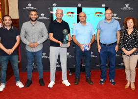 Presentación del memorial de balonmano celestino hernandez con el alcalde Linares