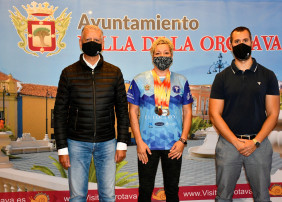 El alcalde de La Orotava, Francisco Linares, y el concejal de Deportes, Antonio Lima, recibieron a Elena Saavedra Kemppi, subcampeona de España Master F40 de disco, peso y martillo.