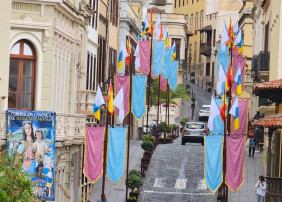 imagen calle la orotava con cartel de la coronación de María Auxiliadora