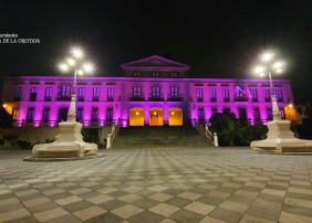 El consistorio de La Orotava procedió a su iluminación nocturna con el color que simboliza la reivindicación feminista, con el objetivo de expresar su apoyo firme y unánime a la eliminación de las barreras que favorecen la discriminación.
