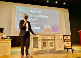 El alcalde de la Villa, Francisco Linares, estuvo presente en el acto de presentación, acompañado por la concejala de Formación, Empleo, Parques y Jardines, Deisy Ramos