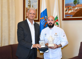 Recepción del Alcalde Francisco Linares al nuevo Estrella Michelín orotavense del restaurante Haydée, Víctor Suárez. 