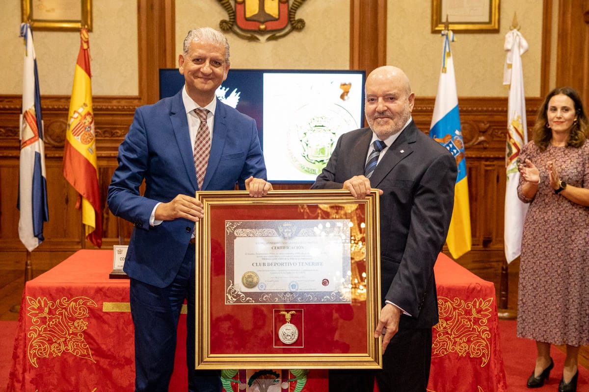 Presidente del CD Tenerife junto al alcalde y la medalla concedida.