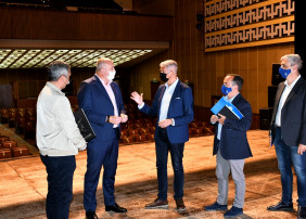 El vicepresidente primero y consejero de Cultura, Enrique Arriaga, ha visitado hoy, junto al alcalde de La Orotava, Francisco Linares, esta  infraestructura cultural, cuyas obras costarán más de seis millones de euros y que sufragarán ambas administraciones públicas