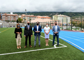 Visita del presidente del Cabildo al complejo deportivo del Mayorazgo tras la rehabilitación y homologación de la pista de atletismo 