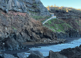 El Ayuntamiento de La Orotava decreta el cierre provisional del acceso a la playa de Los Patos por  desprendimiento en la zona