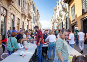 gente en la calle por el concurso Arte Joven en la Calle