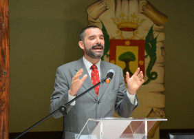 JOSÉ MARÍA ESPINAR OFRECE UNA PONENCIA CRÍTICA CON EL SISTEMA EDUCATIVO EN LAS JORNADAS CERVANTINAS 