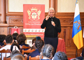 El alcalde brinda una charla sobre las tradiciones de La Orotava a alumnos y alumnas de primaria
